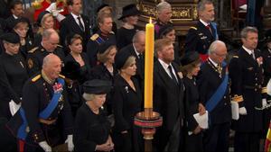 Los reyes de España, Felipe VI y Letizia, junto al emérito en la Abadía de Westminster.