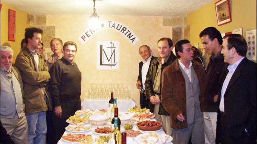 Acto de inauguración de la nueva sede de la peña taurina &quot;Leandro Marcos&quot; en 2003. El torero aparece segundo a la derecha