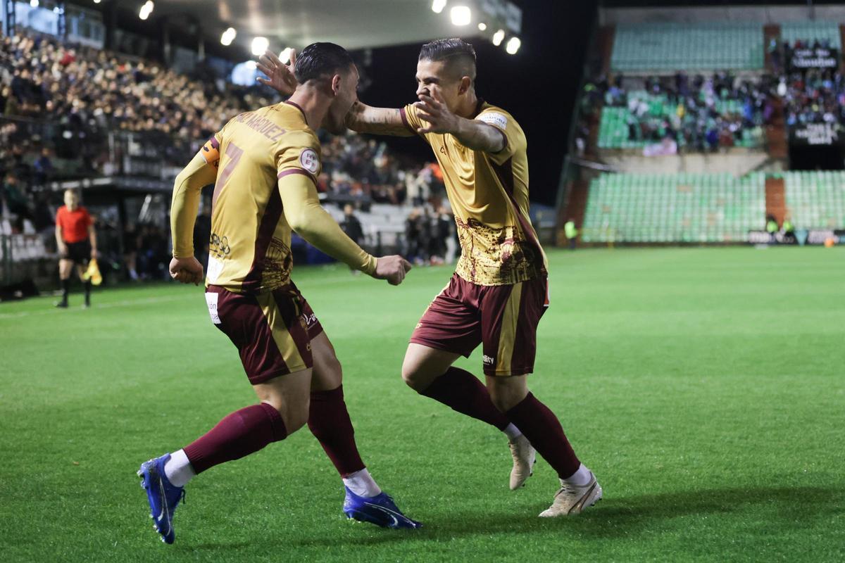 Kuki Zalazar y Kike Márquez celebran el segundo gol del Córdoba CF en el Romano José Fouto.