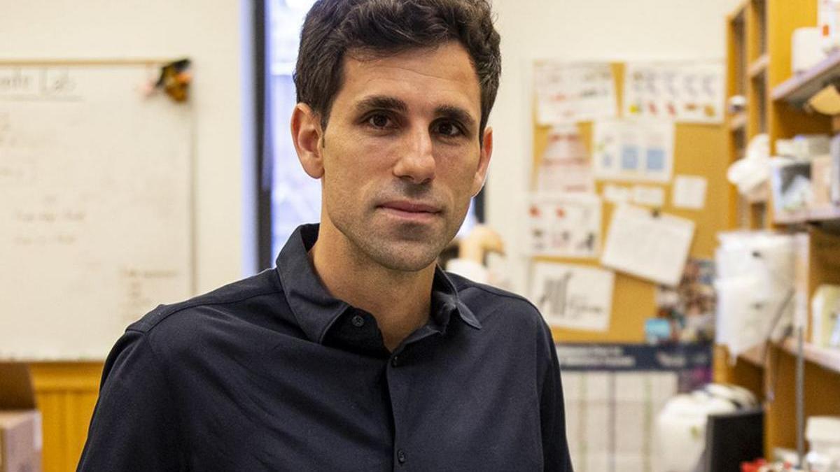 El investigador coruñés César de la Fuente.