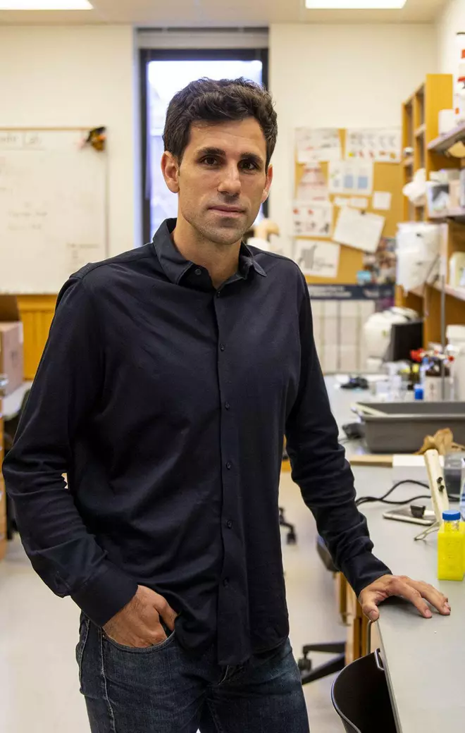 “Creamos antibióticos con microbios del cuerpo humano e inteligencia artificial”