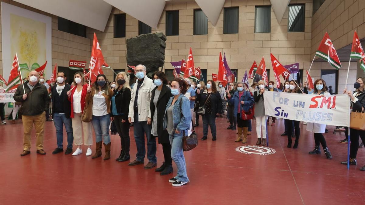 Representantes sindicales y políticos, junto a las trabajadoras.