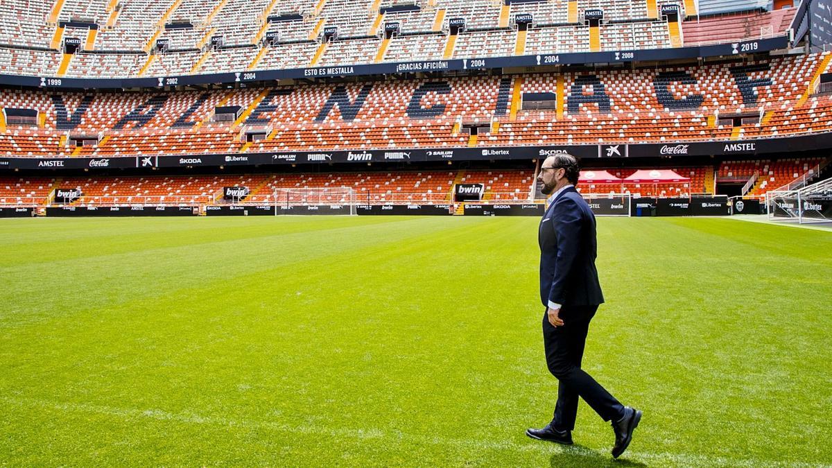 Pepe Bordalás, en Mestalla, 
el pasado viernes, tras
firmar su contrato por dos
temporadas má una 
opcional.  valencia cf