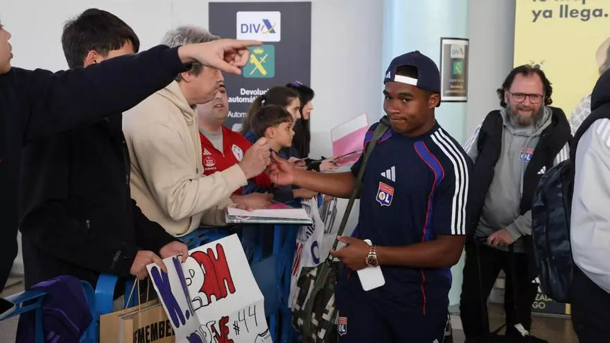 Los jugadores del Olympique de Lyon llegan a Peinador