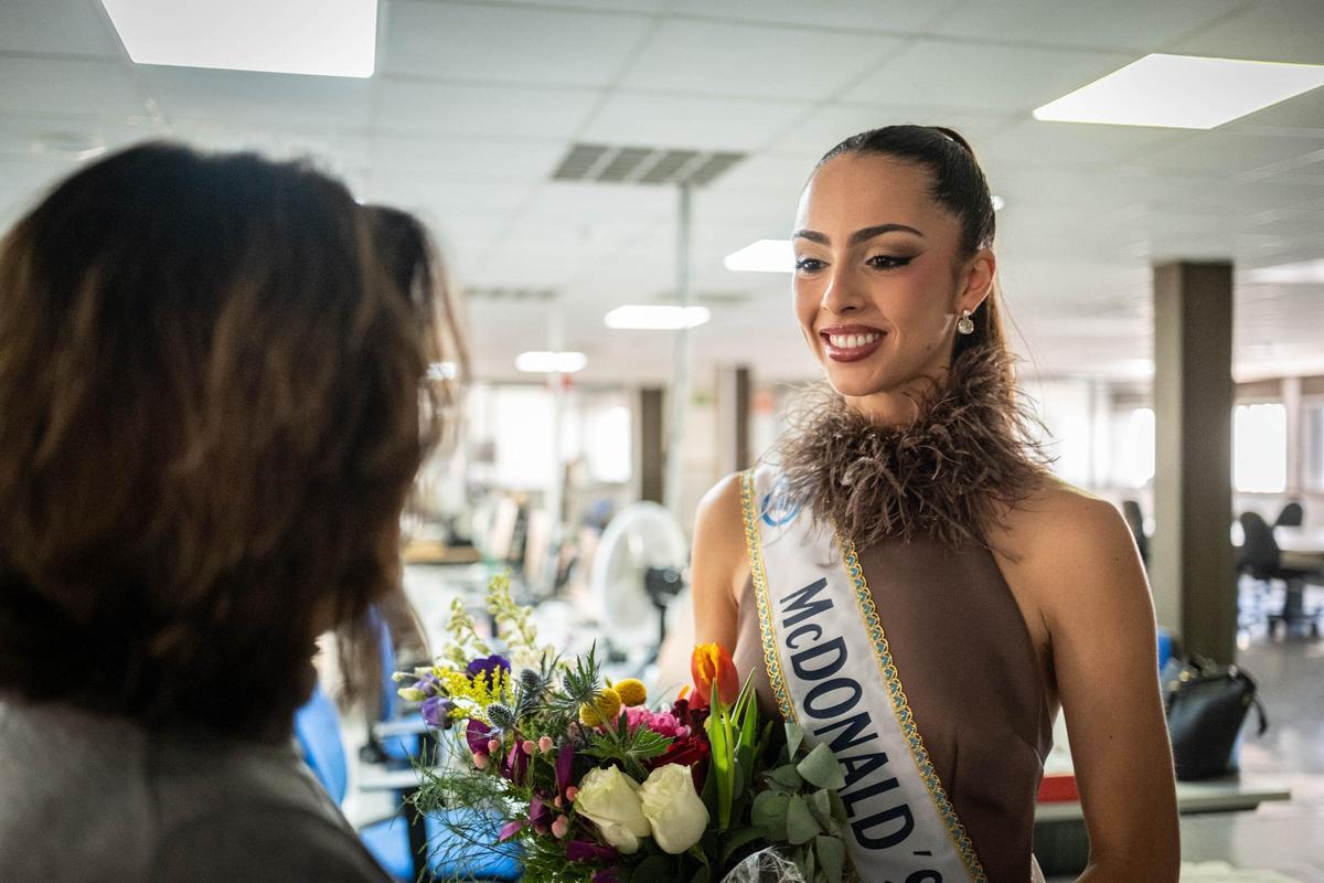 Visita de la candidata a reina de McDonald's y El Día a la redacción del periódico