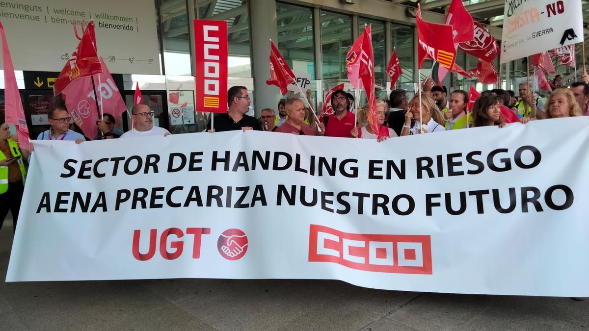 Los sindicatos y trabajadores durante la protesta en el aeropuerto de Palma