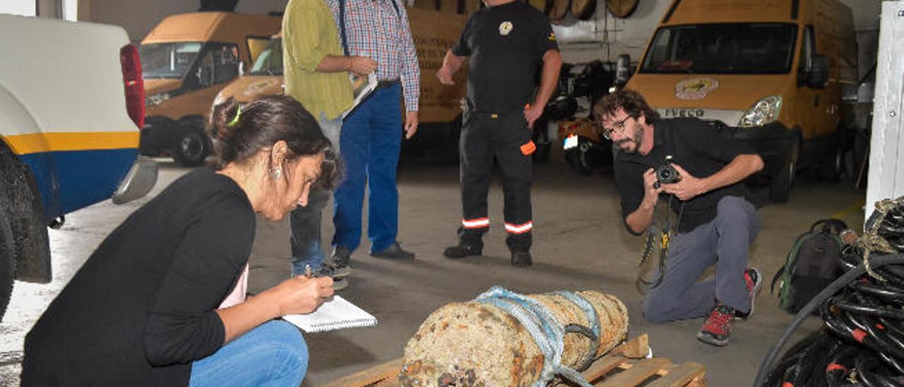 Cristina Ojeda y Pepe Guillén, durante la exploración del cañón hallado en el fondo de la bahía de la capital.