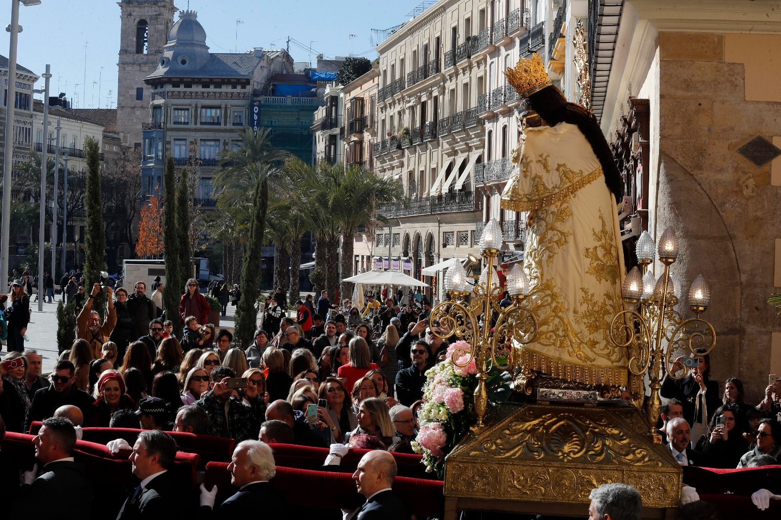 Falleras Mayores de toda una vida ante la Virgen