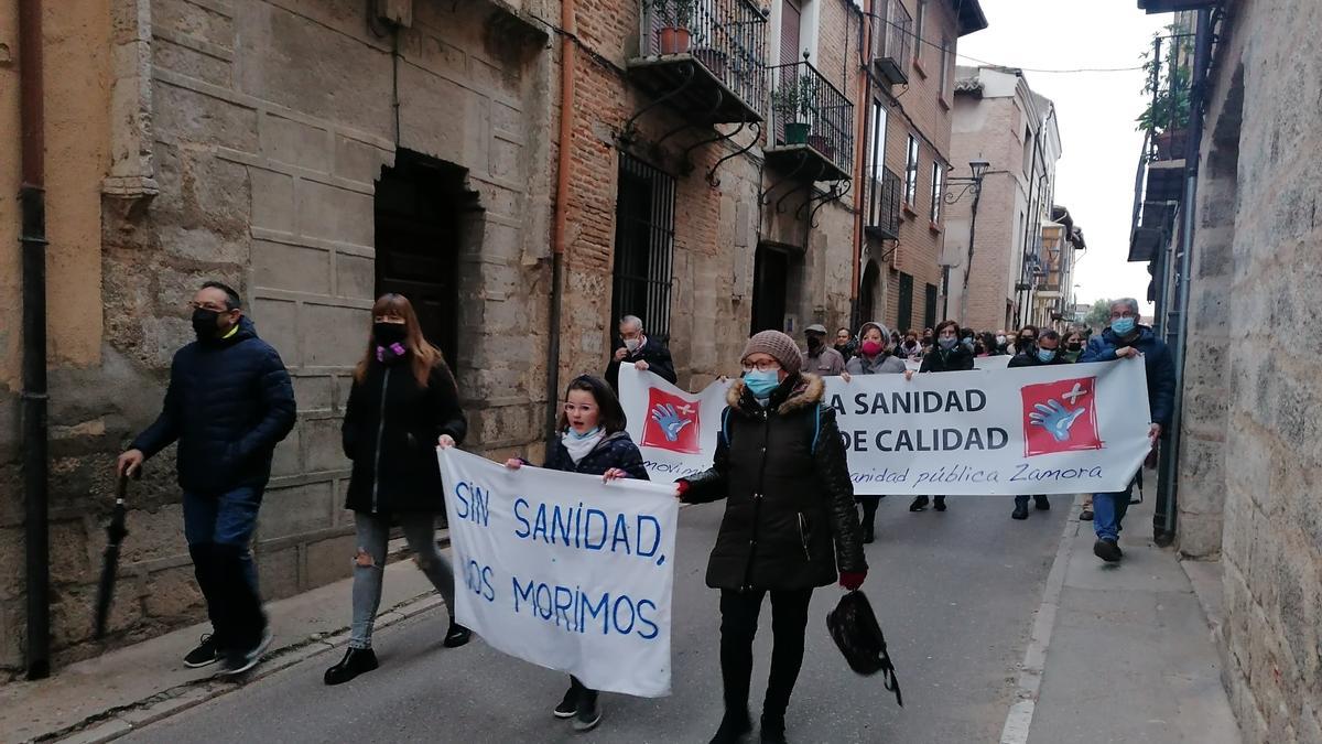 Vecinos defienden la sanidad pública en una manifestación celebrada en Toro