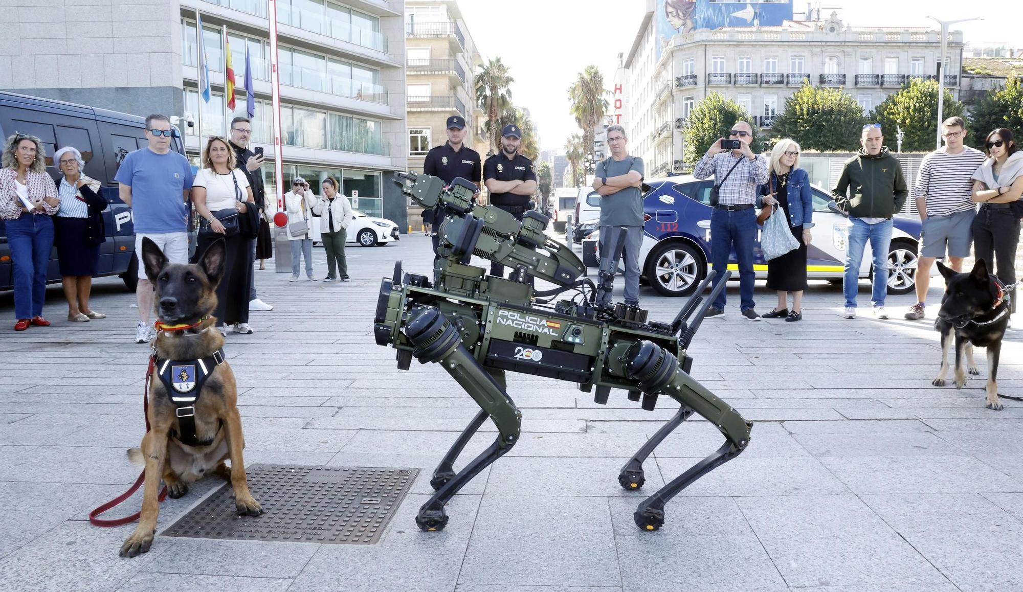Los perros policía y el robot Sira, protagonistas en la "Exposición de Medios" de la Policía Nacional