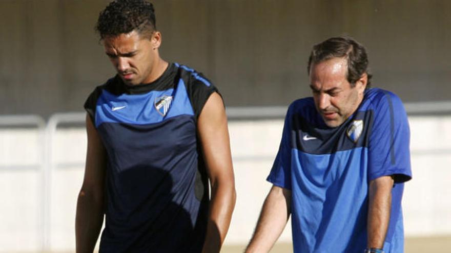 Weligton y Enrique Ruiz en el césped del Ciudad de Málaga.