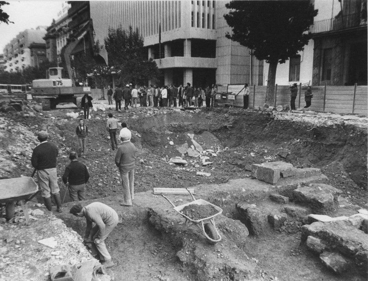 Excavaciones en el bulevar para un parking subterráneo que nunca llegó a hacerse.