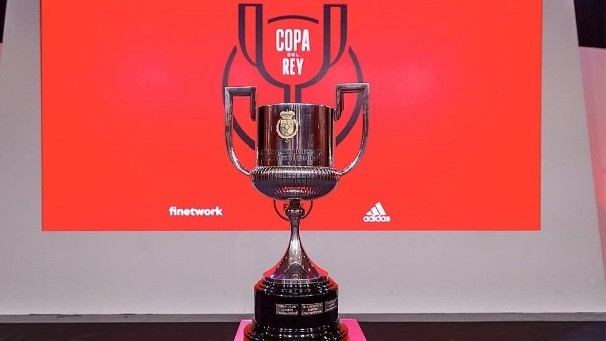 Imagen de la Copa del Rey en la sede de la Federación