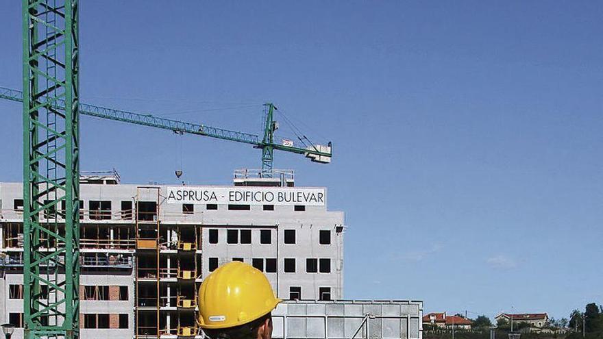 Trabajadores en una obra de construcción en Gijón.