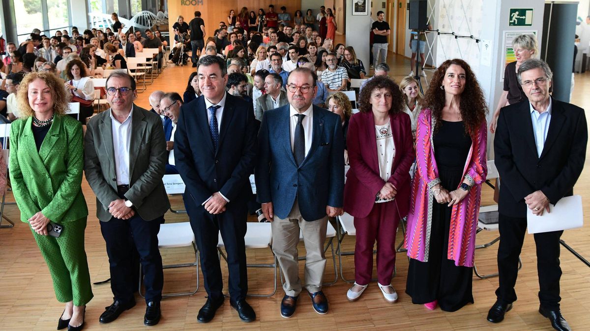 El rector de la USC, Antonio López, presidió el acto al que acudieron diversas autoridades