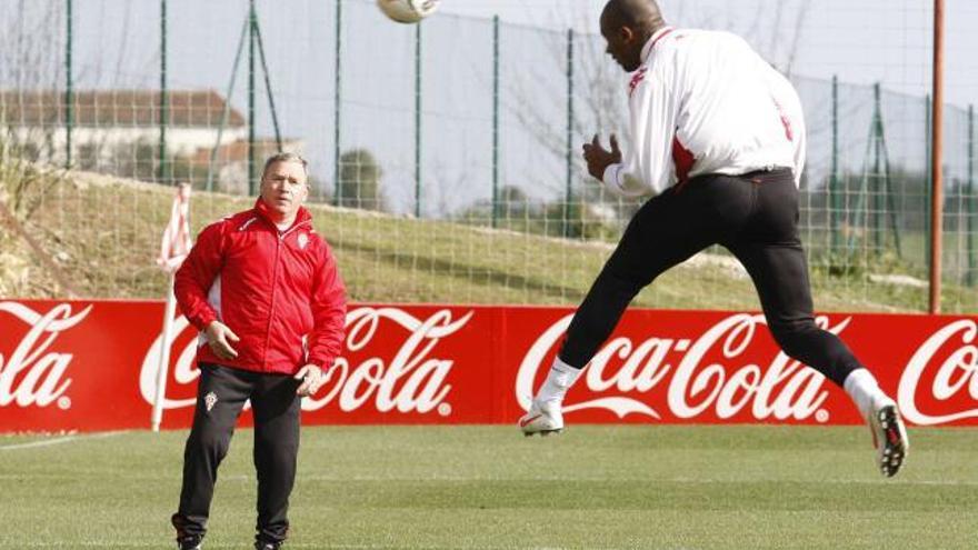 Javier Clemente, observando a Gregory rematar de cabeza, durante el entrenamiento de ayer, en el campo Pepe Ortiz de Mareo.