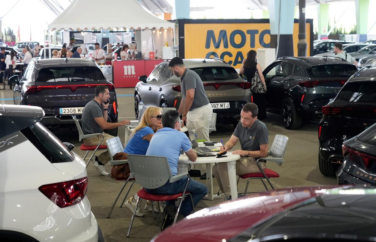 Galería: Los clientes observan los coches de Motorocasión.