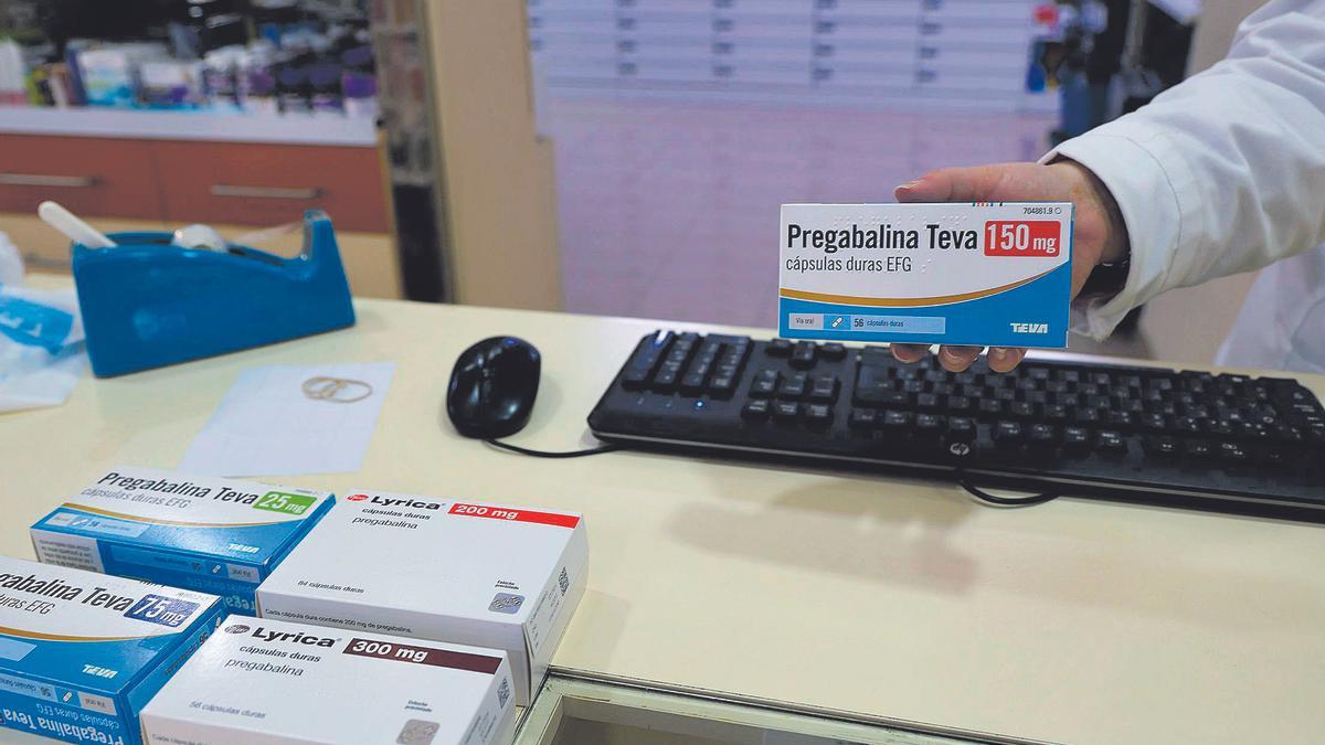Un trabajador de una farmacia de Cartagena muestra cajas de medicamentos que contienen pregabalina.