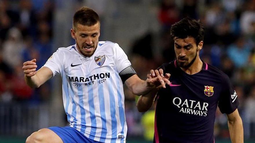 Camacho controla una bola ante André Gómez, en el partido de Liga de la pasada temporada ante el Barça en casa.