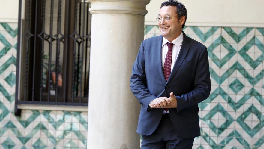 El fiscal general del Estado visita al compañero al que arrolló el tranvía en Zaragoza