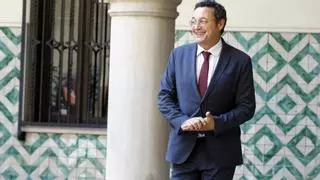 El fiscal general del Estado visita al compañero al que arrolló el tranvía en Zaragoza