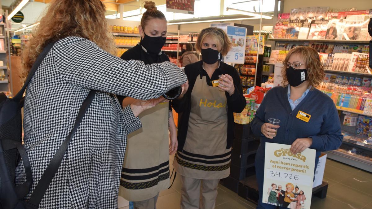 Encarregades del supermercat Bonpreu de Gironella celebren el premi