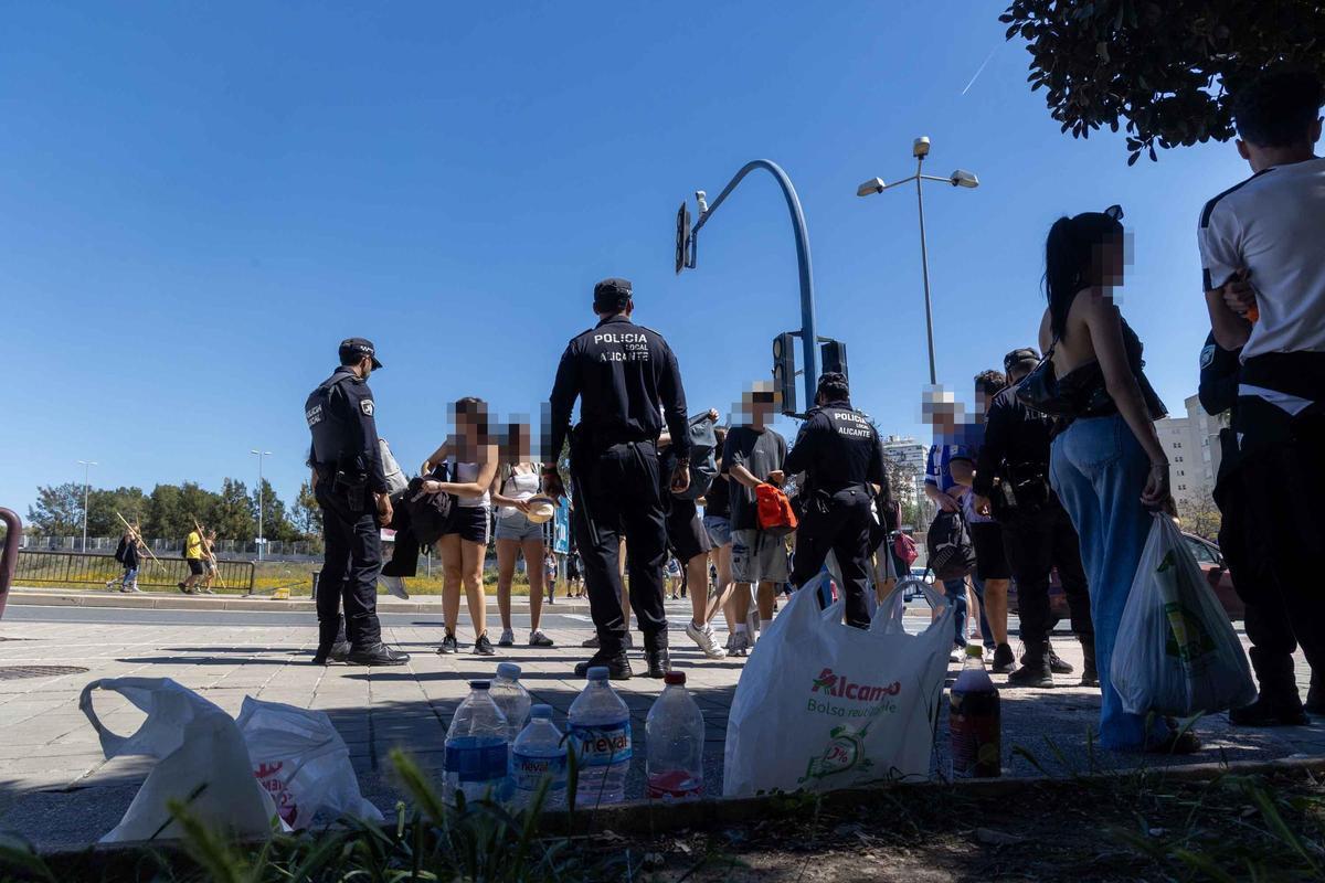 Control al alcohol en la Santa Faz 0,0 de Alicante con 12.000 jóvenes en la playa de San Juan