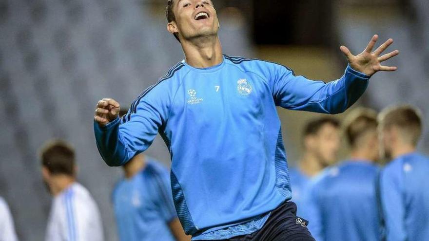 Cristiano Ronaldo, durante el entrenamiento de ayer en Malmoe.