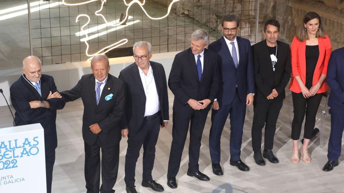 Sánchez de Dios, Carlos González-Garcés, Camilo Nogueira, Alfonso Rueda, Diego Calvo, Javier Olleros, Joziane de Oliveira y Manuel Blanco durante el acto de entrega de las medallas Castelao. |   // XOÁN ÁLVAREZ