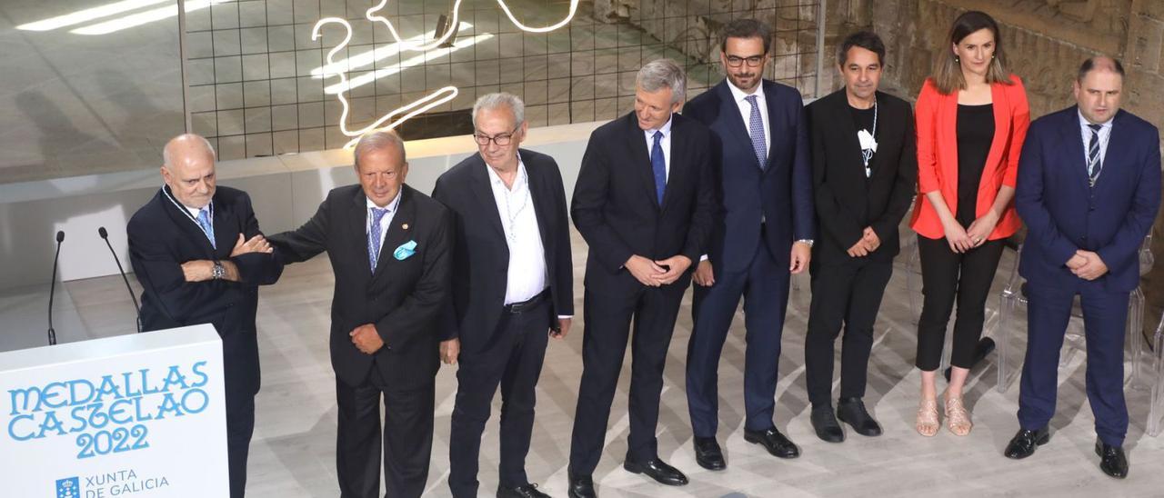 Sánchez de Dios, Carlos González-Garcés, Camilo Nogueira, Alfonso Rueda, Diego Calvo, Javier Olleros, Joziane de Oliveira y Manuel Blanco durante el acto de entrega de las medallas Castelao. |   // XOÁN ÁLVAREZ