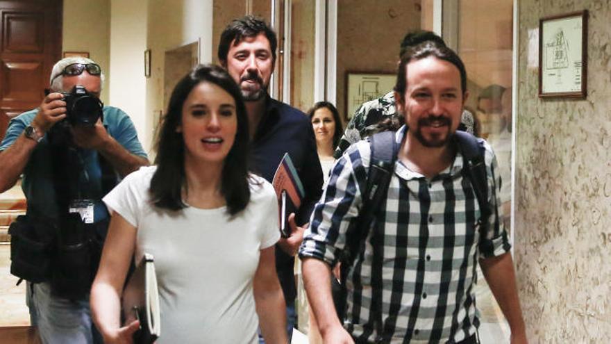 Sánchez e Iglesias dejarán de hacerse ofertas en los medios el martes y se reunirán en el Congreso