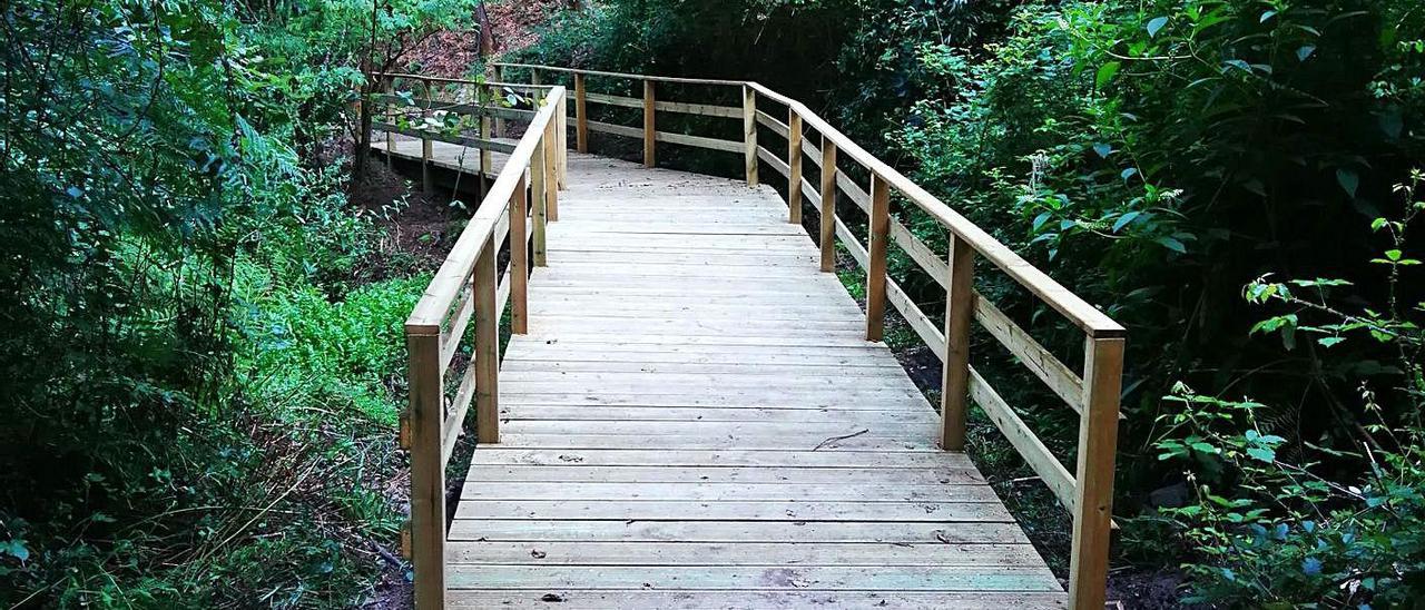 Uno de los tramos de madera del sendero del río Rialdarca. |   // SANTOS ÁLVAREZ