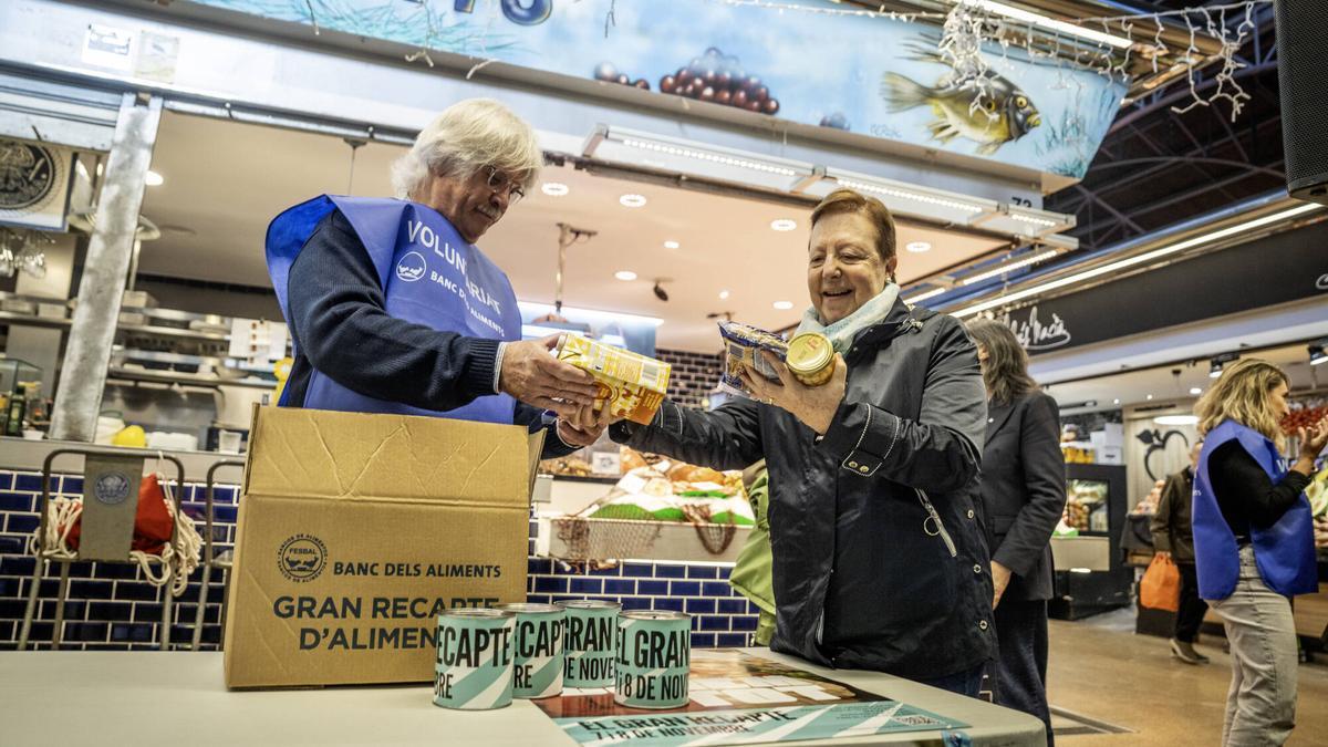 Inicio del Gran Recapte, recogida solidaria de alimentos. Mercat del Ninot.