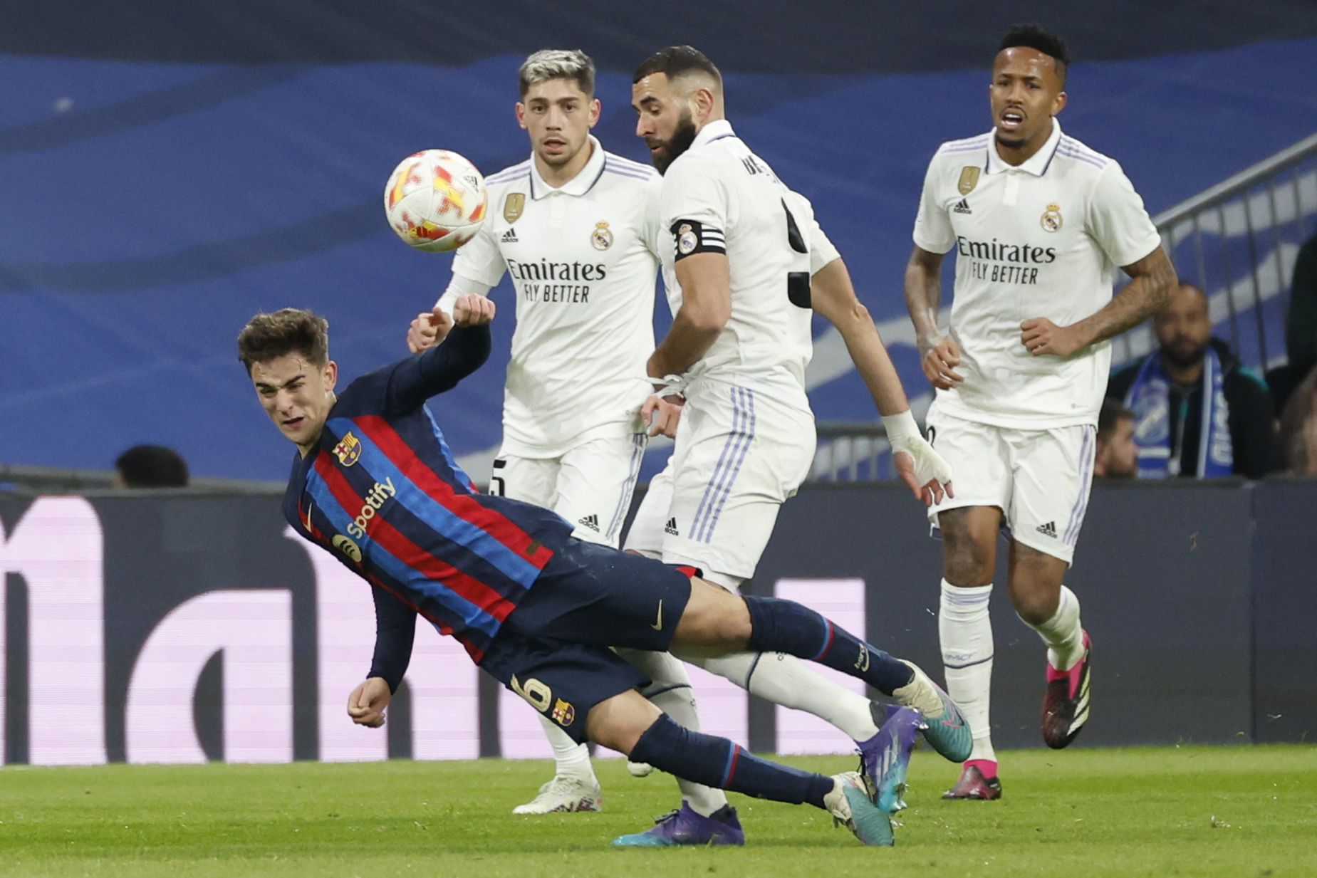 Un momento del intenso duelo entre el Madrid y el Barça