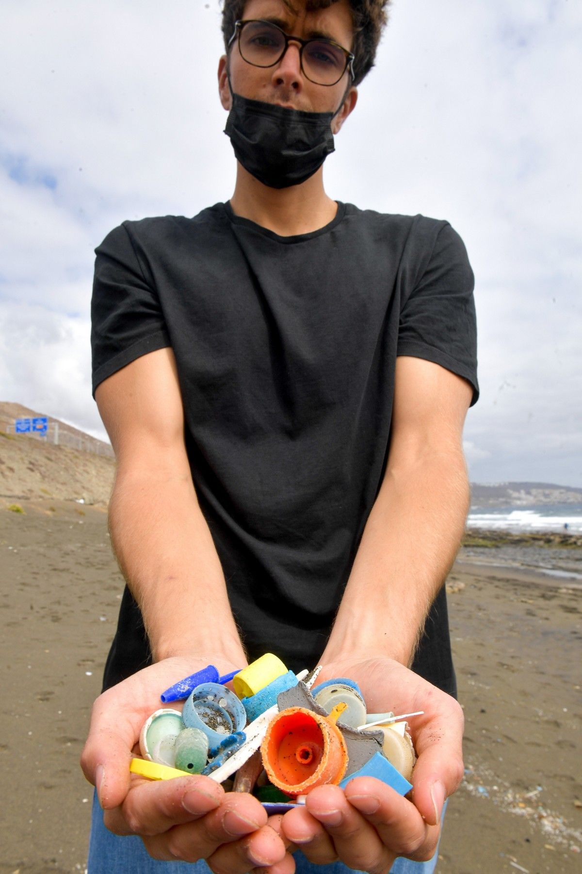 Un joven fabrica muebles con materiales reciclados