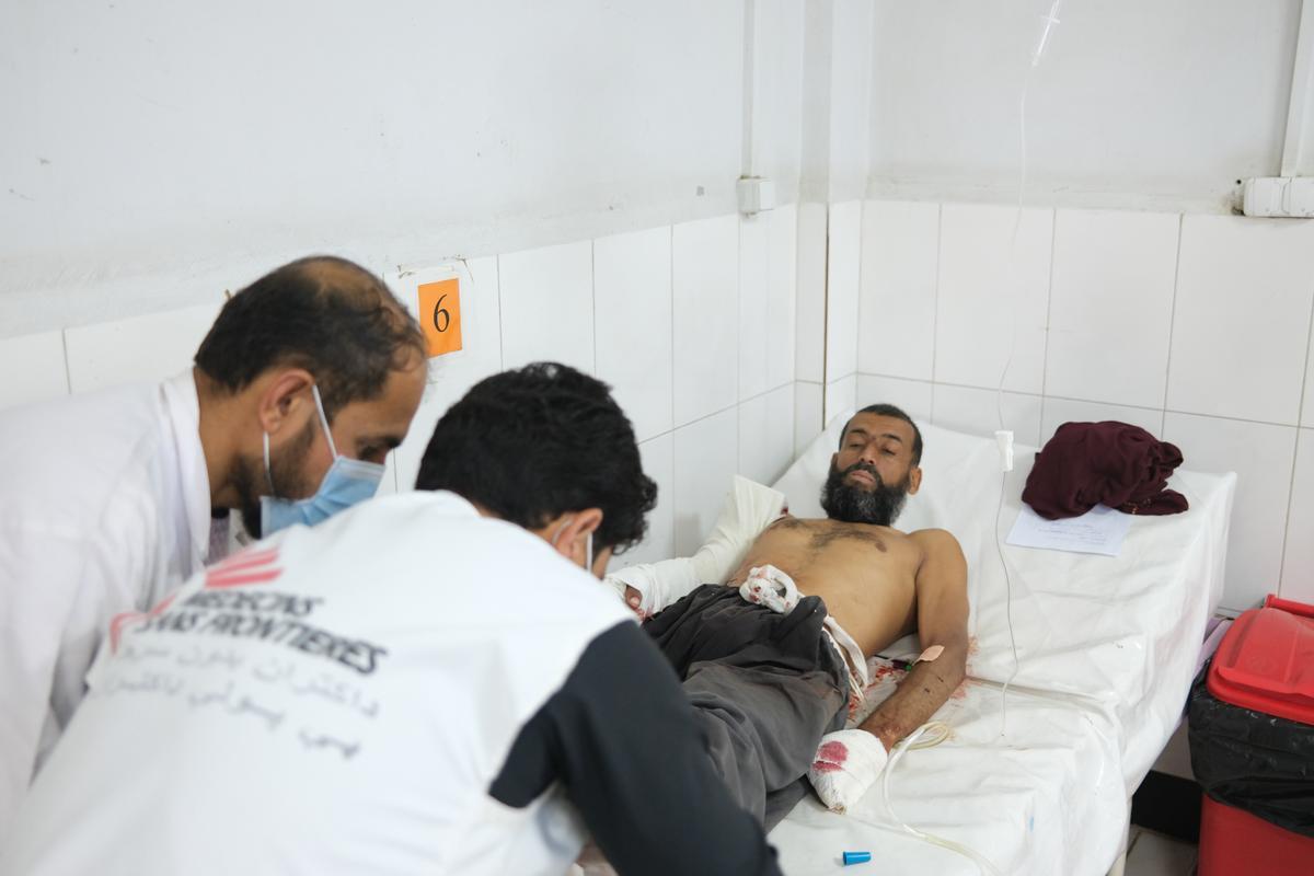 Trabajadores de Médicos Sin Fronteras atienden a un herido por un ataque en Lashkar Gah.