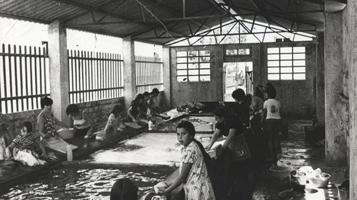 Niñas lavando la ropa en las Viviendas del Gobernador.