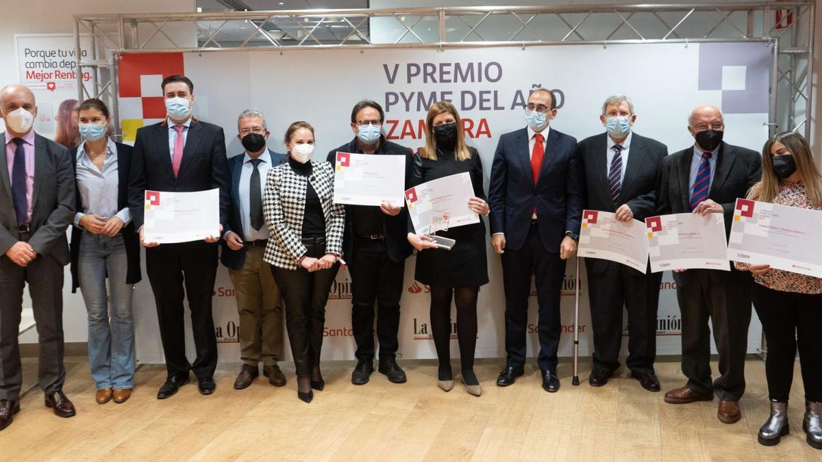 Foto de familia con todos los premiados y parte del jurado de la quinta edición del Premio Pyme del Año Zamora.