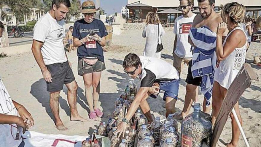 Freiwillige sammeln bei einer Säuberungsaktion an Palmas Stadtstrand Can Pere Antoni Zigarettenstummel