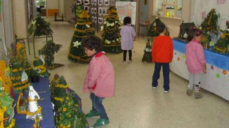 Exposición de los &quot;maios&quot; elaborados por familias de escolares de Rebordáns. // CEIP de Rebordáns / E. G.