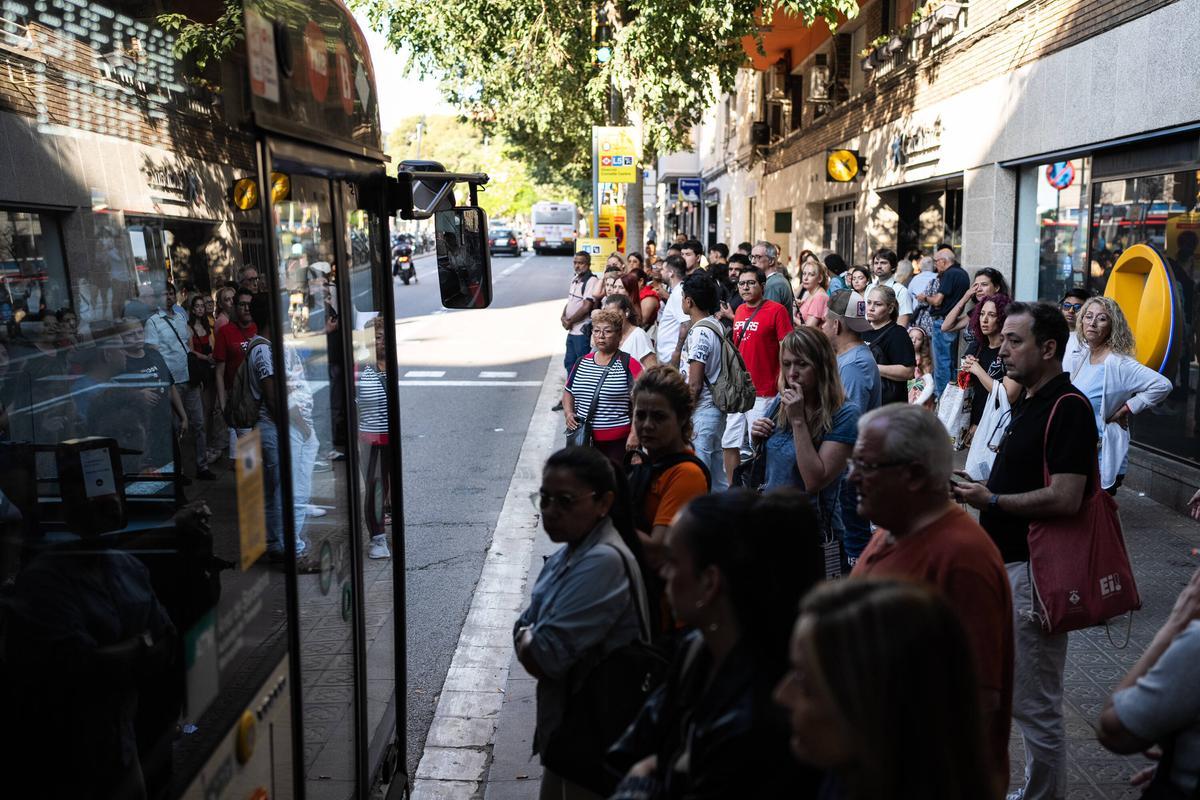 BARCELONA 25/06/2024  Barcelona.  Parada de autobús en Collblanc dirección Cornellà Centre. Corte de la linea 5 L5 de metro por obras, del 25 de junio al 1 de setiembre, entre Collblanc y Cornellà Centre. .         FOTO de ZOWY VOETEN