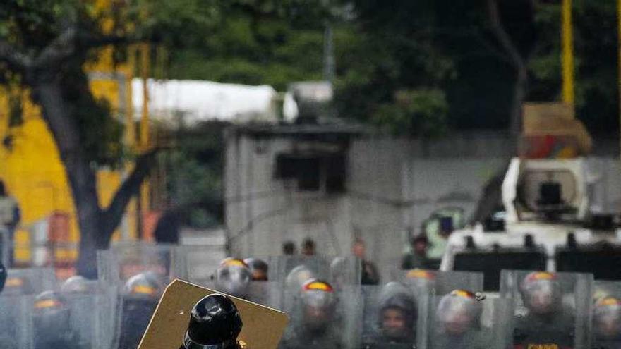 Un manifestante, con un cóctel molotov en la mano, en Caracas. // Efe