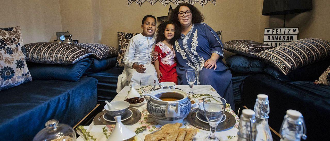 Asmâa Elkherfih, junto a sus hijos en la víspera de la primera noche del mes sagrado del ramadán, en su casa de València