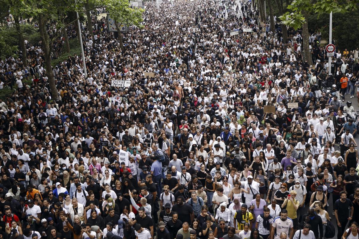 Mounia, la madre de Nahel encabeza una marcha blanca en Nanterre. La familia del joven fallecido ha convocado una marcha blanca en su memoria.