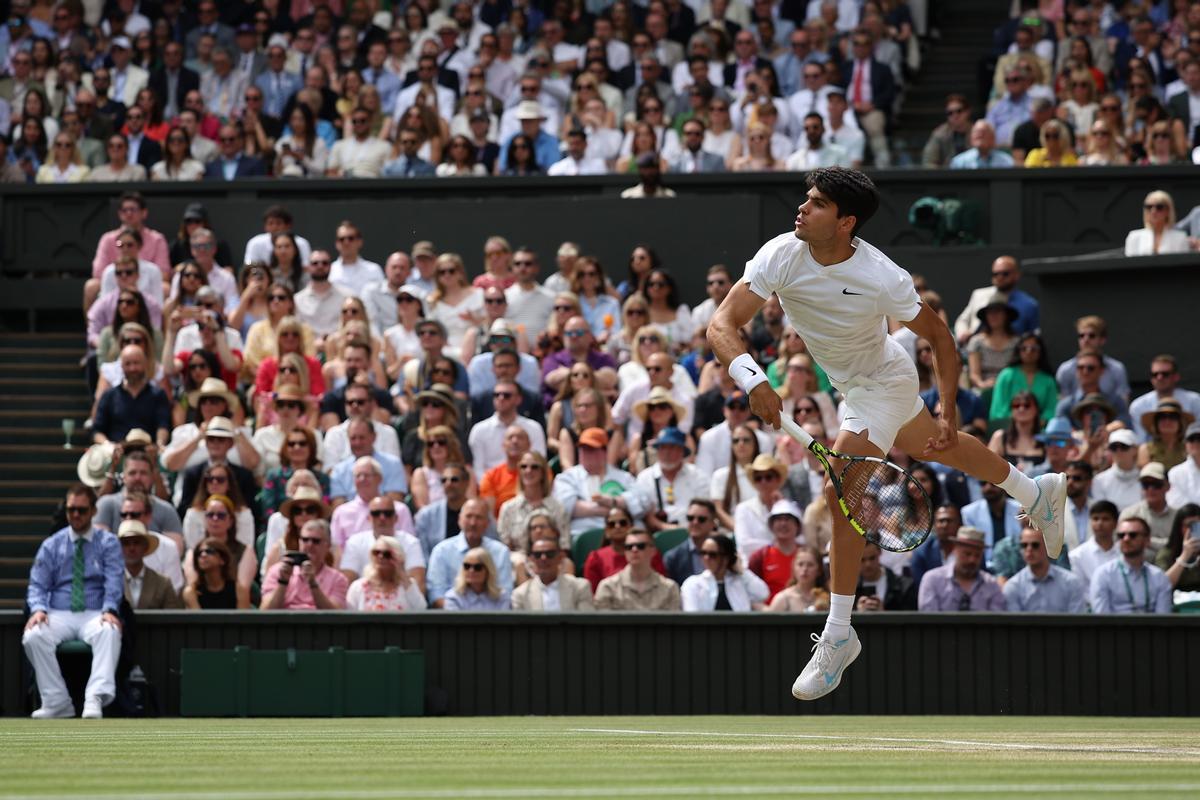 Wimbledon (United Kingdom), 14/07/2024.- Carlos Alcaraz of Spain in action during the men's singles final against Novak Djokovic of Serbia at the Wimbledon Championships, Wimbledon, Britain, 14 July 2024. (Tenis, España, Reino Unido) EFE/EPA/ADAM VAUGHAN EDITORIAL USE ONLY / EDITORIAL USE ONLY