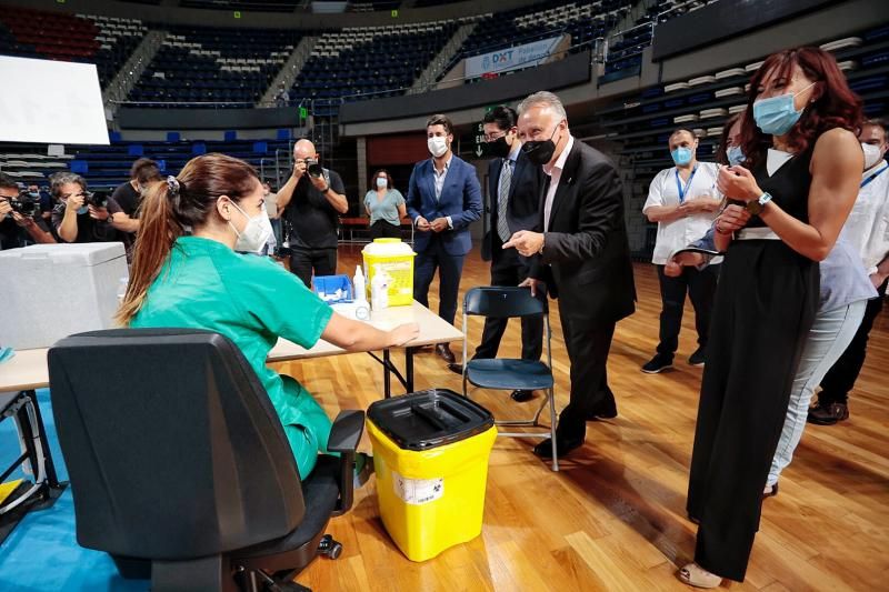 Visita del presidente de Canarias al nuevo centro de vacunación masiva en el Santiago Martín