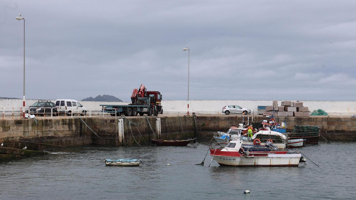 Vigo, puerto de Canido. Pescadores a los que quieren echar para que ocupen el espacio yates