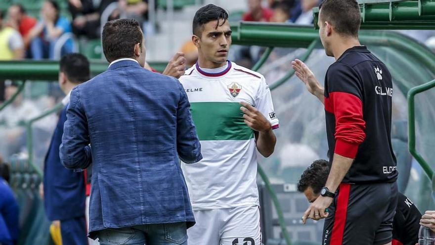 Nikos Vergos, antes de saltar al campo ante el Girona, recibe las indicaciones de Baraja