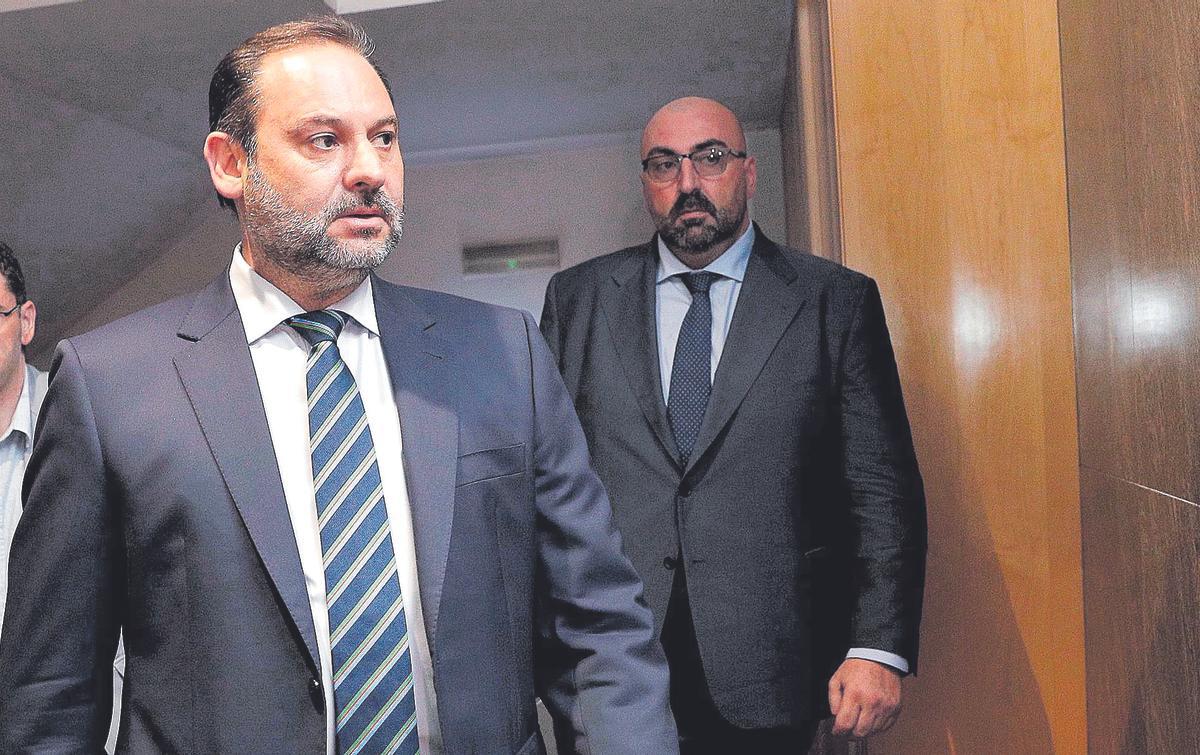 Koldo García (d) junto al entonces ministro de Fomento, José Luis Ábalos (i).