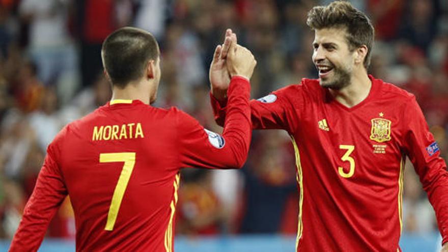 Morata y Piqué ríen durante la Eurocopa de Francia.